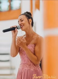 Professionelle Hochzeitssängerin für eure Trauung. Emotionale Live-Musik, die eure Feier unvergesslich macht. Jetzt Termine und Repertoire anfragen!